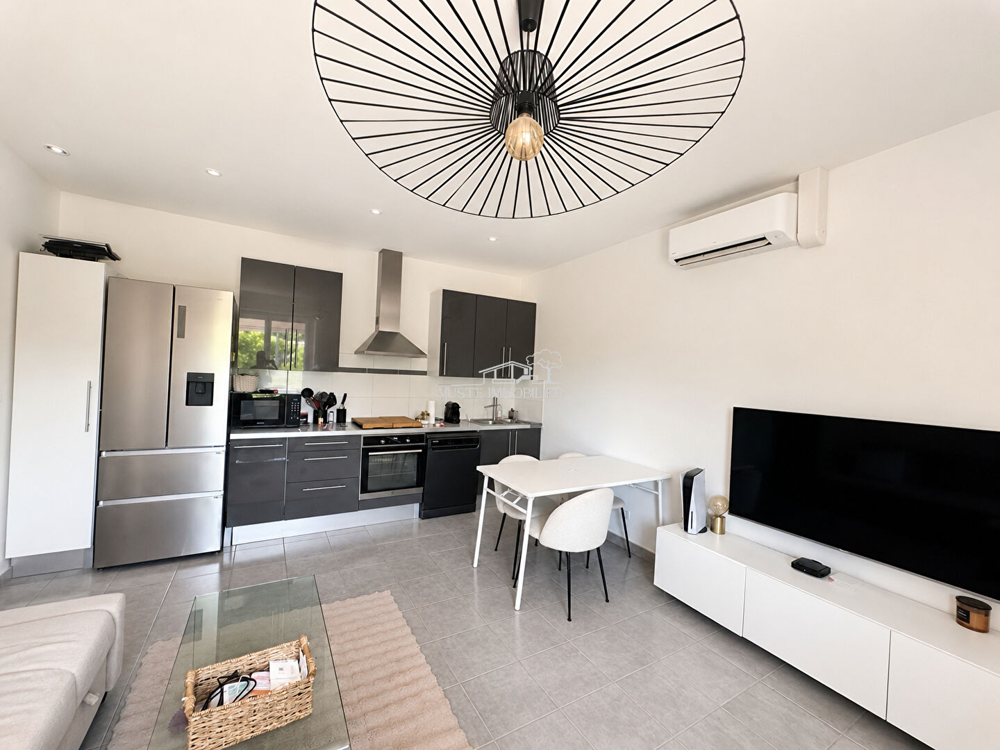 2026-23:04:55 A VENDRE ? Charmant appartement T3 de 51 m² avec cour privative de 38 m², garage et abri voiture.