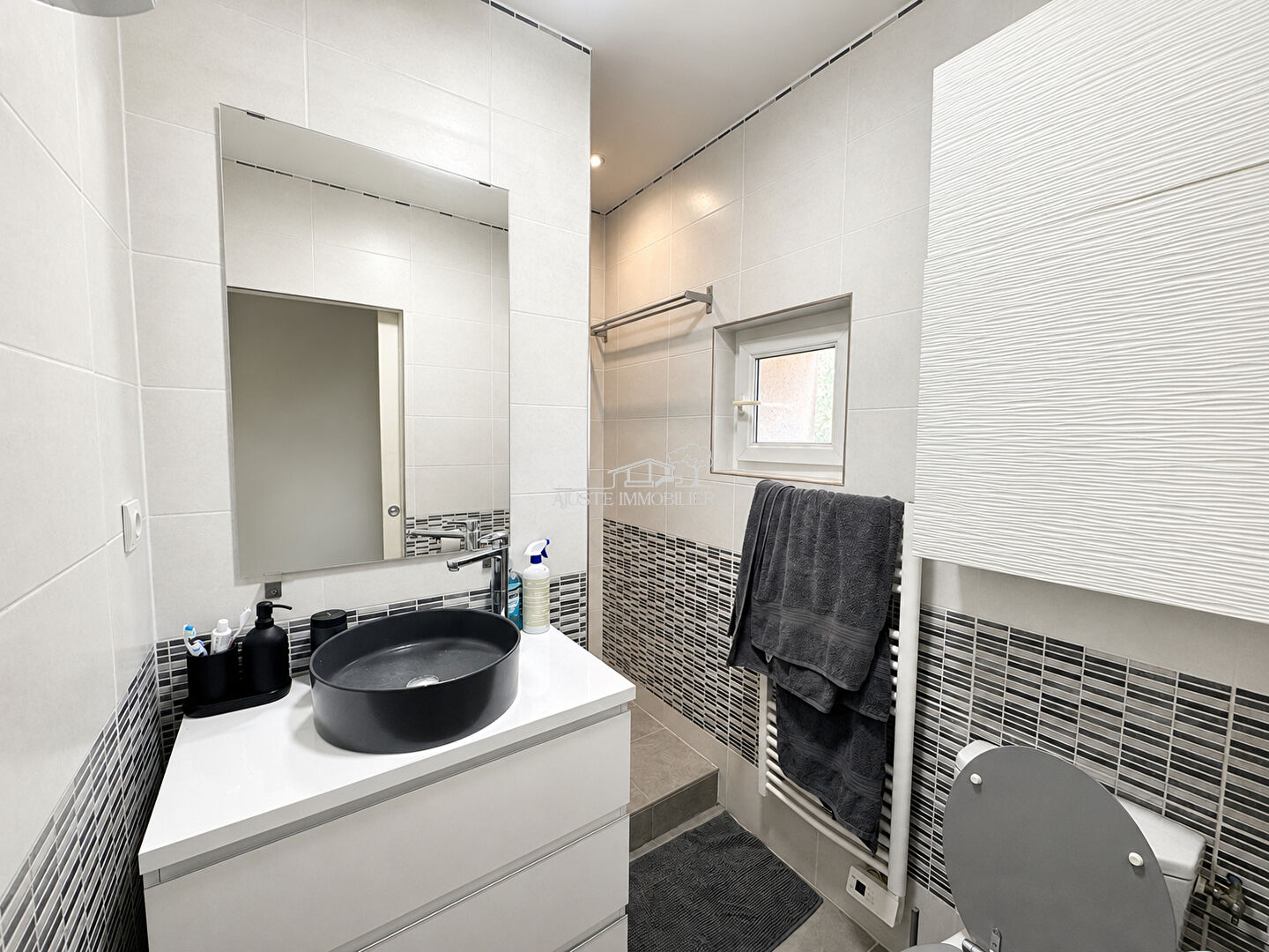 2026-23:04:55 A VENDRE ? Charmant appartement T3 de 51 m² avec cour privative de 38 m², garage et abri voiture.