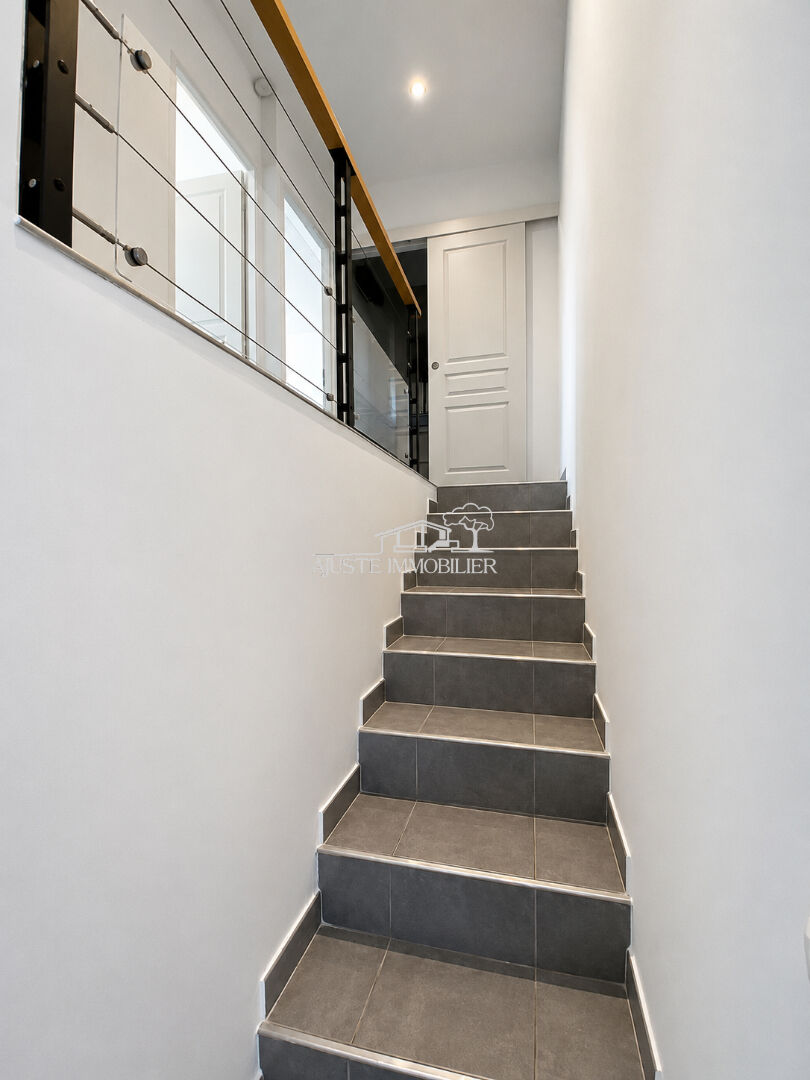 2026-23:04:55 A VENDRE ? Charmant appartement T3 de 51 m² avec cour privative de 38 m², garage et abri voiture.