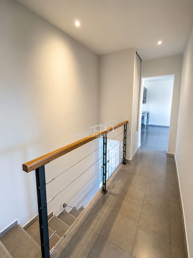 2026-23:04:55 A VENDRE ? Charmant appartement T3 de 51 m² avec cour privative de 38 m², garage et abri voiture.