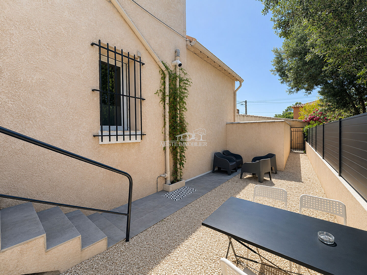 2026-23:04:55 A VENDRE ? Charmant appartement T3 de 51 m² avec cour privative de 38 m², garage et abri voiture.