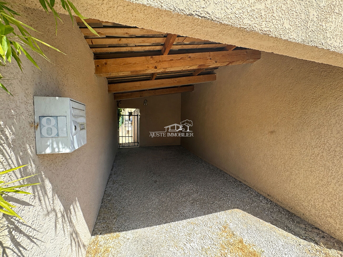 2026-23:04:55 A VENDRE ? Charmant appartement T3 de 51 m² avec cour privative de 38 m², garage et abri voiture.