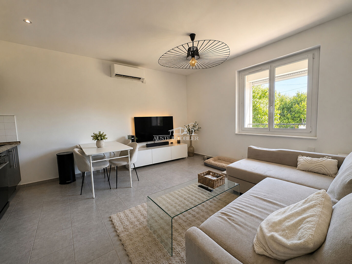 2026-23:04:55 A VENDRE ? Charmant appartement T3 de 51 m² avec cour privative de 38 m², garage et abri voiture.